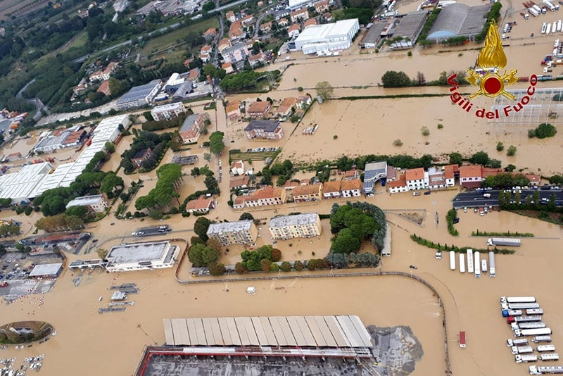 Σε κατάσταση έκτακτης ανάγκης το Λιβόρνο λόγω κακοκαιρίας – Επτά οι νεκροί – Ποτάμια οι δρόμοι (εικόνες, βίντεο)